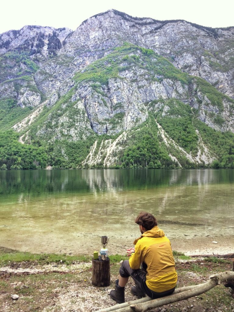 Śniadanie nad jeziorem