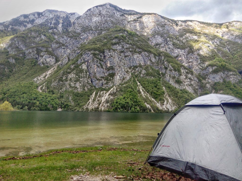 Namiot nad jeziorem Bohinj